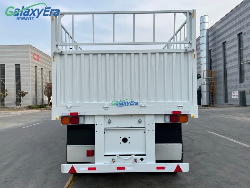 Remolque de carga con valla semirremolque