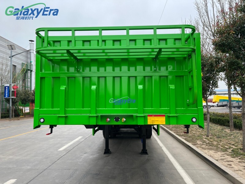 Semi remolque de carga con 3 ejes y cercado