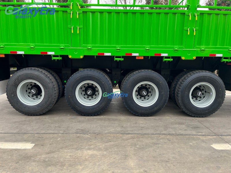 Semi remolque de carga con 3 ejes y cercado