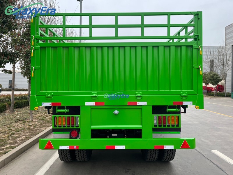 Semi remolque de carga con 3 ejes y cercado