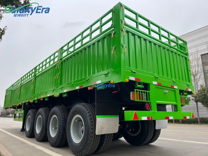 Semi remolque de carga con 3 ejes y cercado