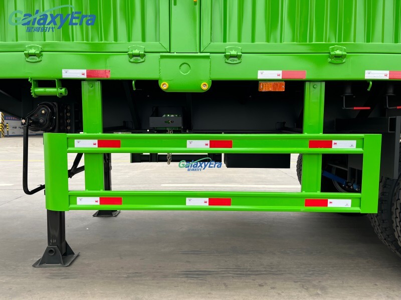 Semi remolque de carga con 3 ejes y cercado