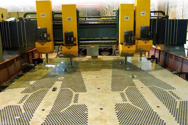 Четырехкоординатный сверлильный станок с ЧПУ