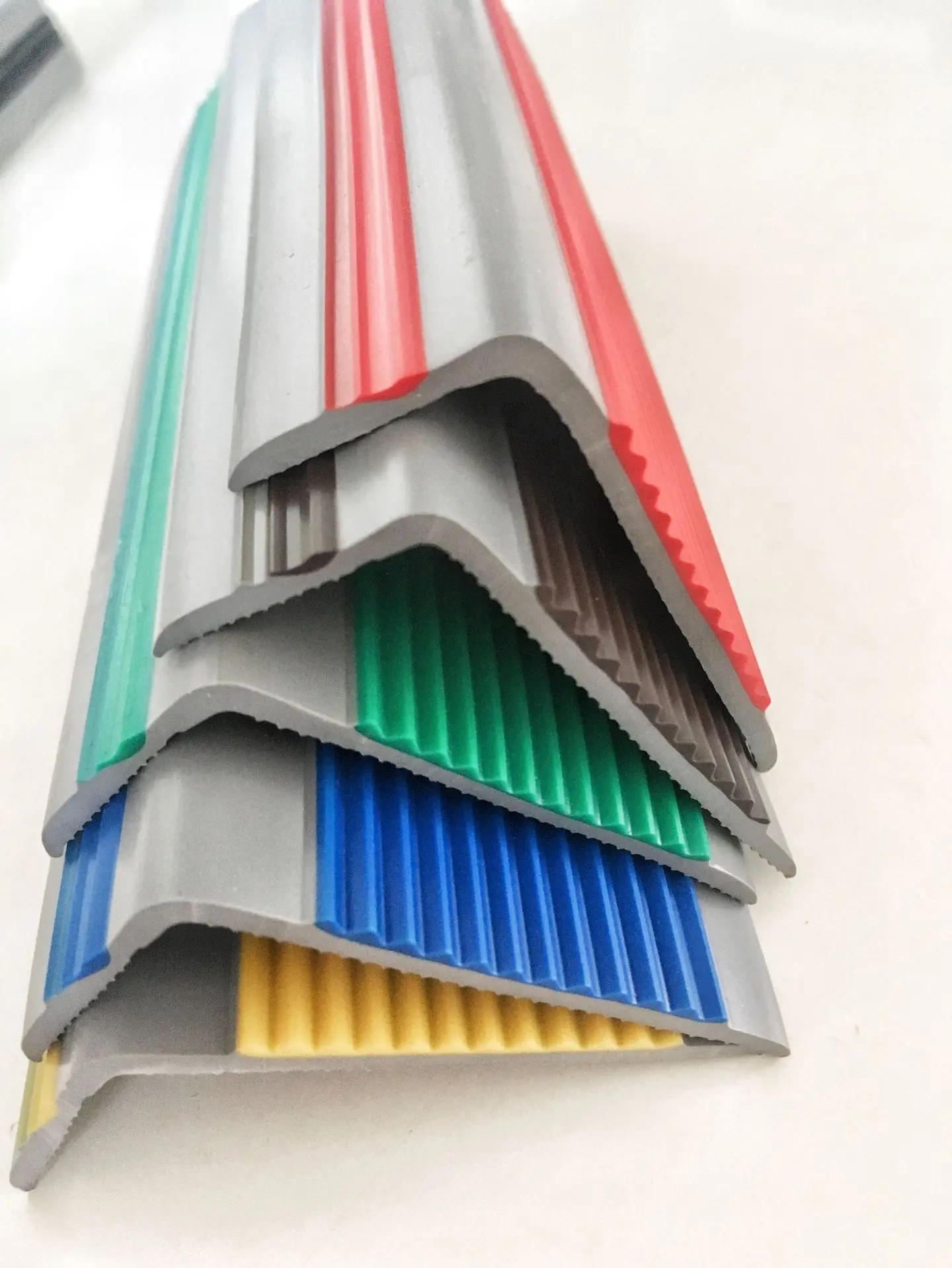 Tiras decorativas y protectoras de PVC antideslizantes de colores para escaleras