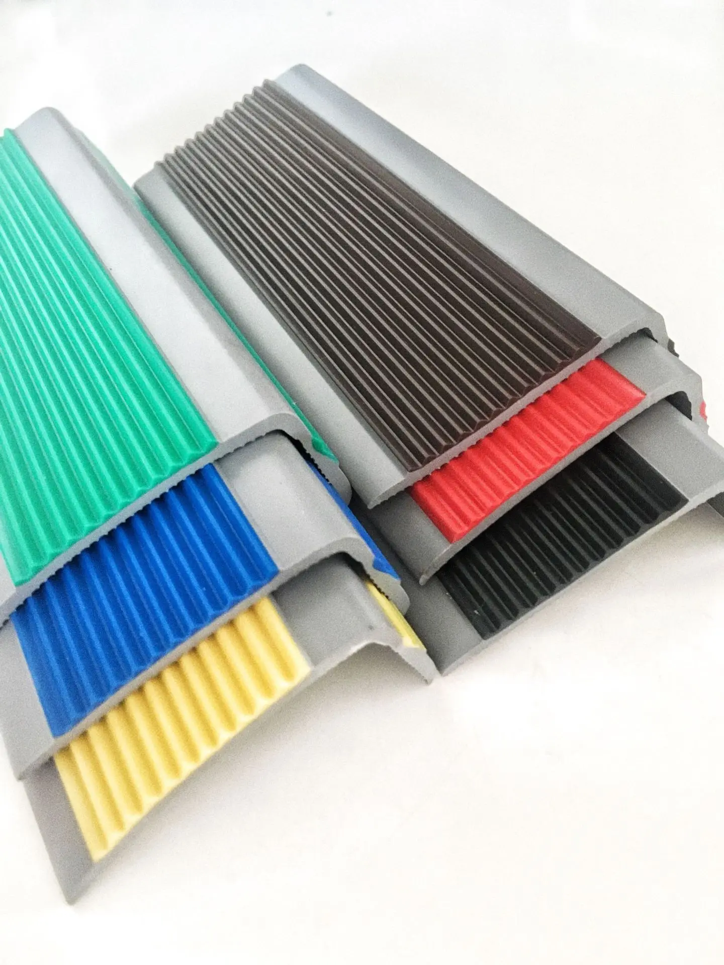 Tiras decorativas y protectoras de PVC antideslizantes de colores para escaleras