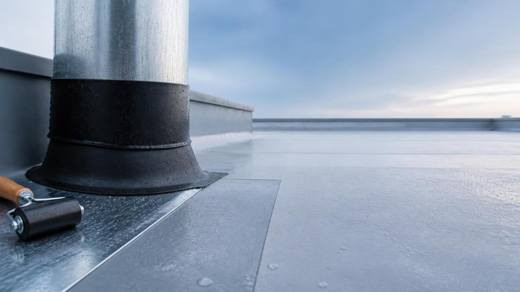 Cómo instalar tiras de caucho EPDM para impermeabilizar alrededor de las penetraciones de la cubierta