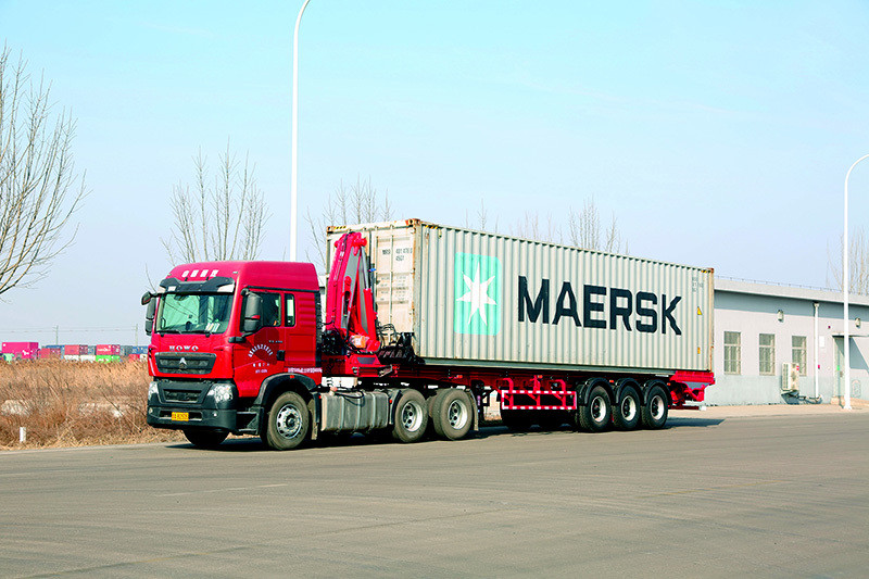 Selbstladender und entladender Container-Sattelauflieger