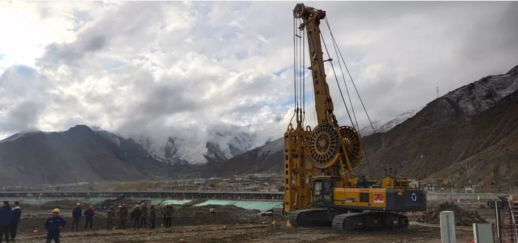 Auf drei Kilometern über dem Meeresspiegel grabend: XCMG Untergrund-Diaphragmwandgreifer in Tibet