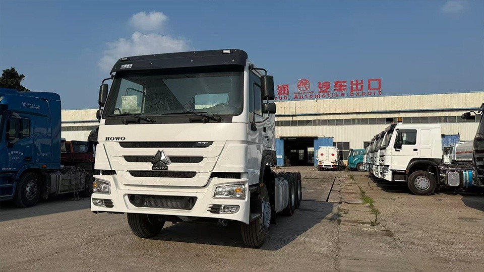 Delegación logística sudafricana evalúa el camión tractor pesado SINOTRUK HOWO RHD