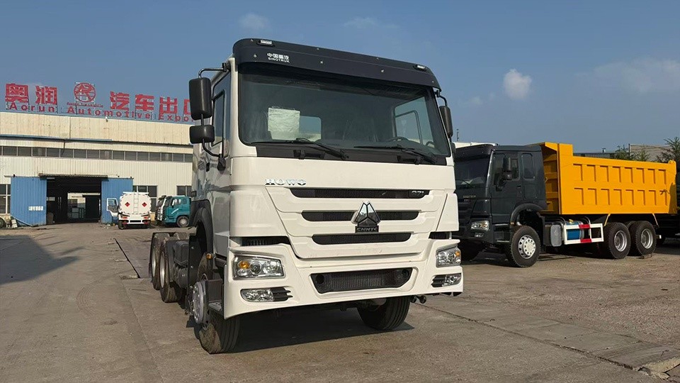 Delegación logística sudafricana evalúa el camión tractor pesado SINOTRUK HOWO RHD