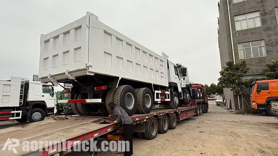 Cabeza tractora y dúmper SINOTRUK HOWO enviados a Níger