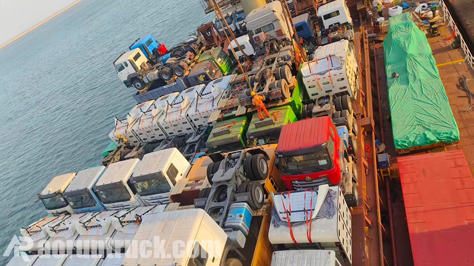 O carregamento de um navio completo de caminhões pesados com destino a Serra Leoa foi concluído. O carregamento de um navio completo de caminhões pesados com destino a Serra Leoa foi concluído.