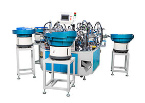 Автоматическая машина для сборки корпусов для помады