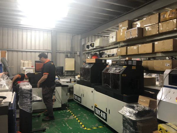 Компания Taichung Tools производит детали машин на токарных станках Jinyuan.