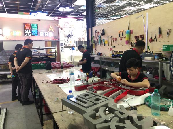 Компания Taichung Tools производит детали машин на токарных станках Jinyuan.