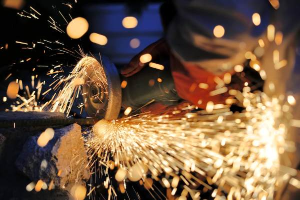 Chiku.com_Рабочий режет металл шлифовальной машиной_Фотография № 14638373(1)