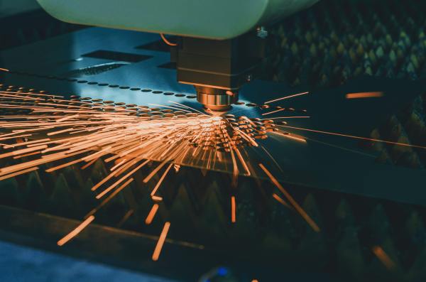 Chiku.com_Машины для лазерной резки металла. Лазерная головка режет тонкий лист лучом, искры разлетаются в разные стороны_Photograph No. 20134015(1)