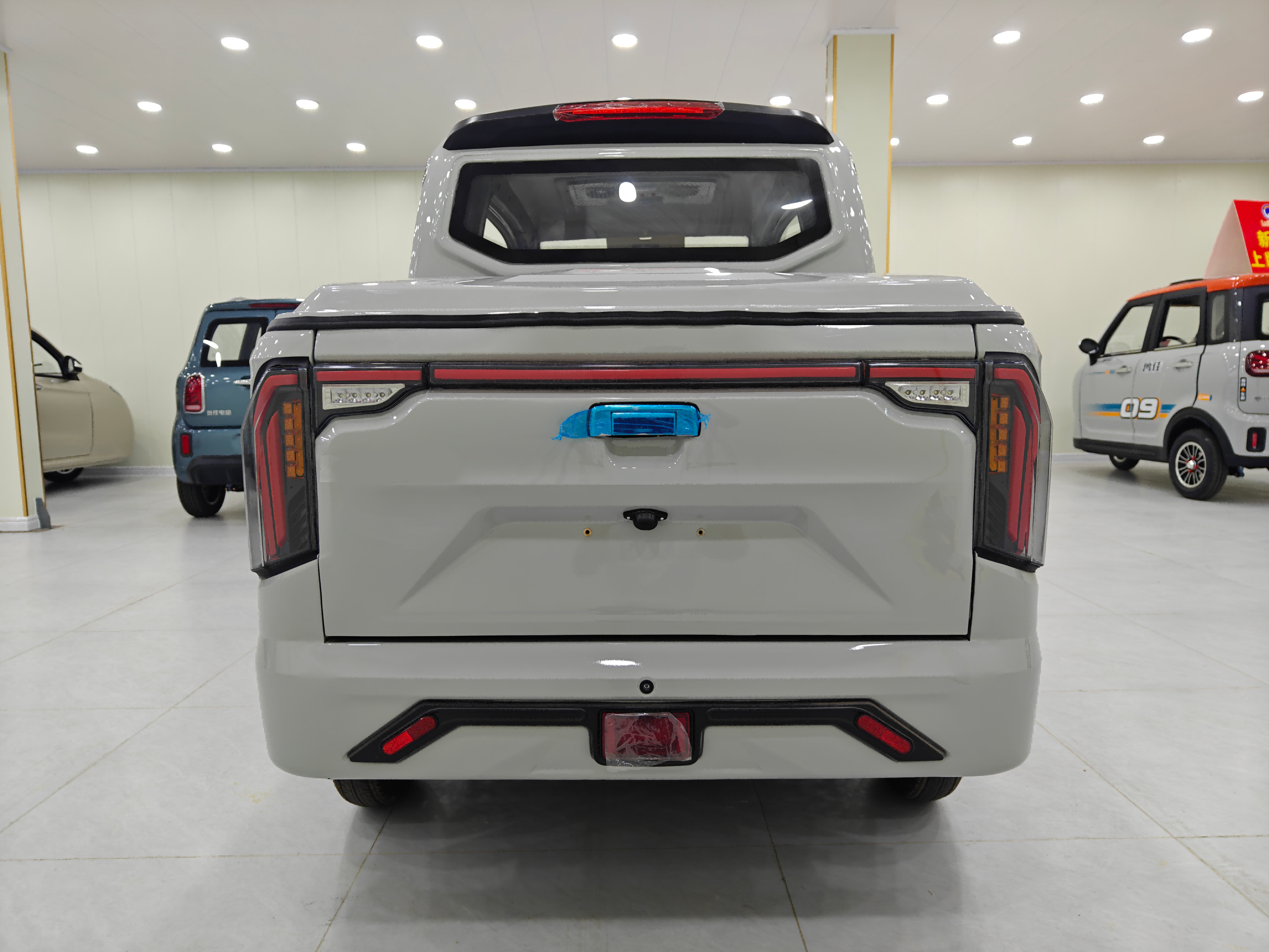 Factory Supplies Open Electric Pickup Trucks with 3-Passenger Capacity and 300-400kg Payload for Passenger Cargo Transportation