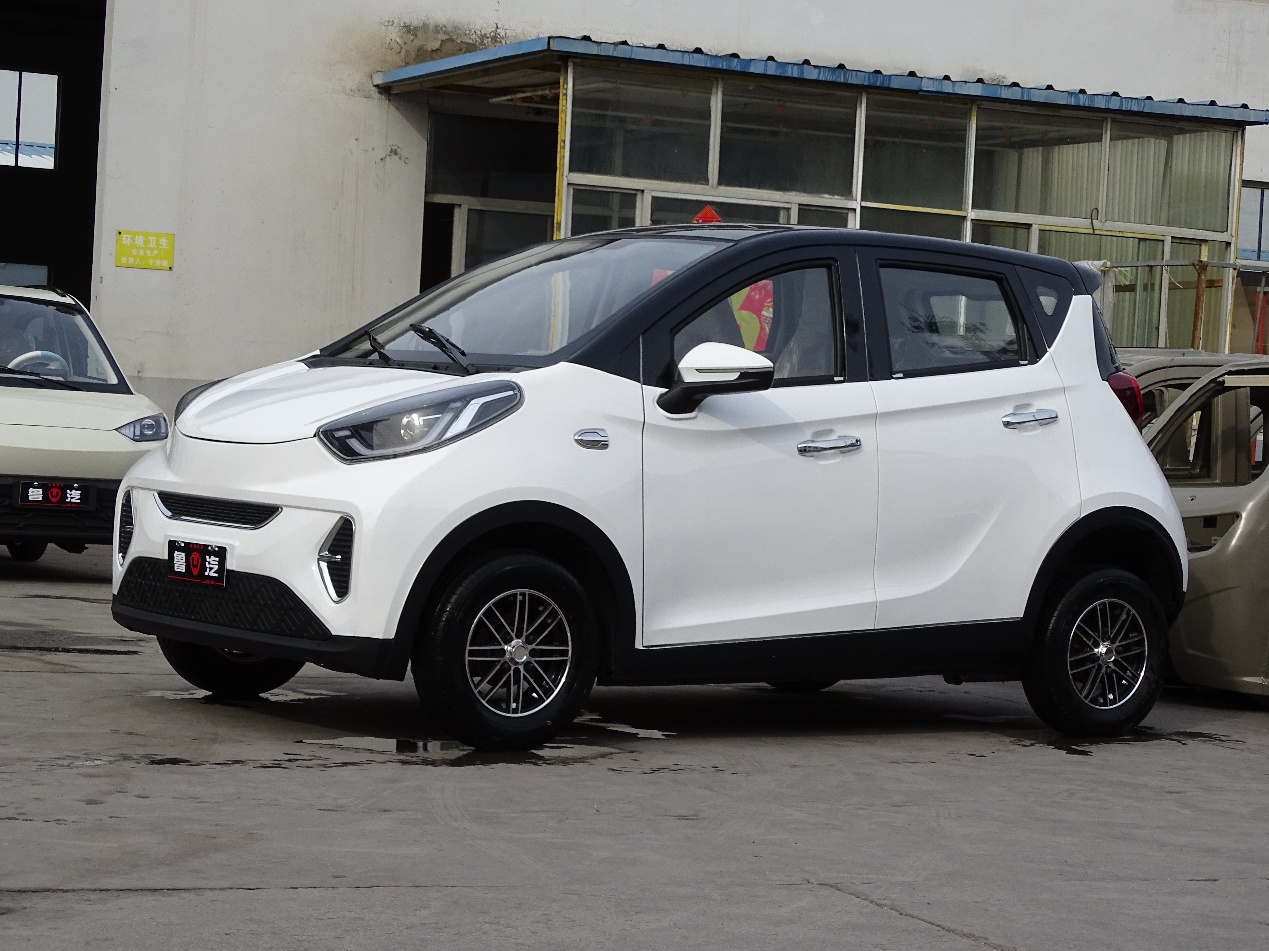 New Model Luxury Electric Four-Wheeler with 4500W Power 4-Seater Distinguished Interior Designed Manufactured in China