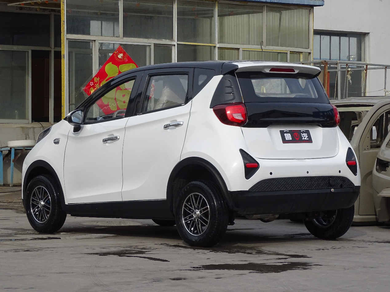 New Model Luxury Electric Four-Wheeler with 4500W Power 4-Seater Distinguished Interior Designed Manufactured in China