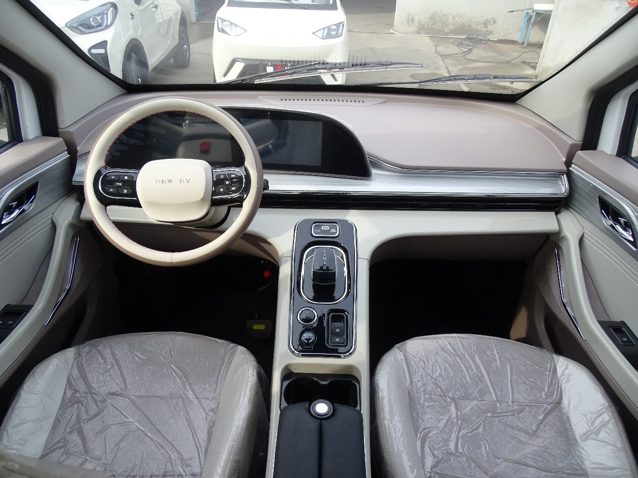 New Model Luxury Electric Four-Wheeler with 4500W Power 4-Seater Distinguished Interior Designed Manufactured in China