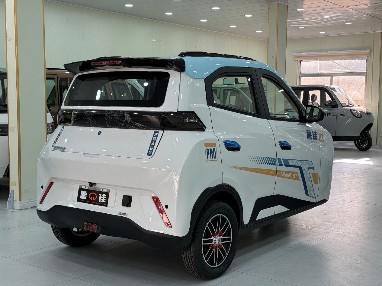 Comfortable Texture Low Speed Chinese Electric Car with Home Charging Easy to Drive New Energy Vehicle