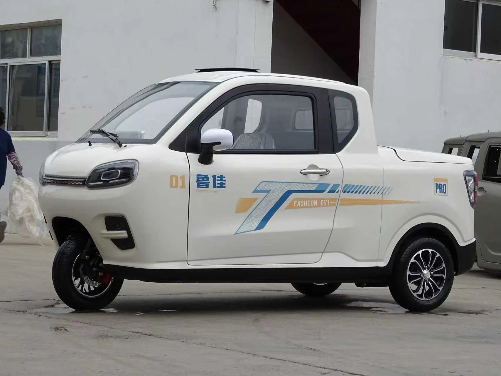 Triplex Vehicle Factory-Sold Motorized Tricycles with Enclosed Cargo Three Wheels Fuel ...