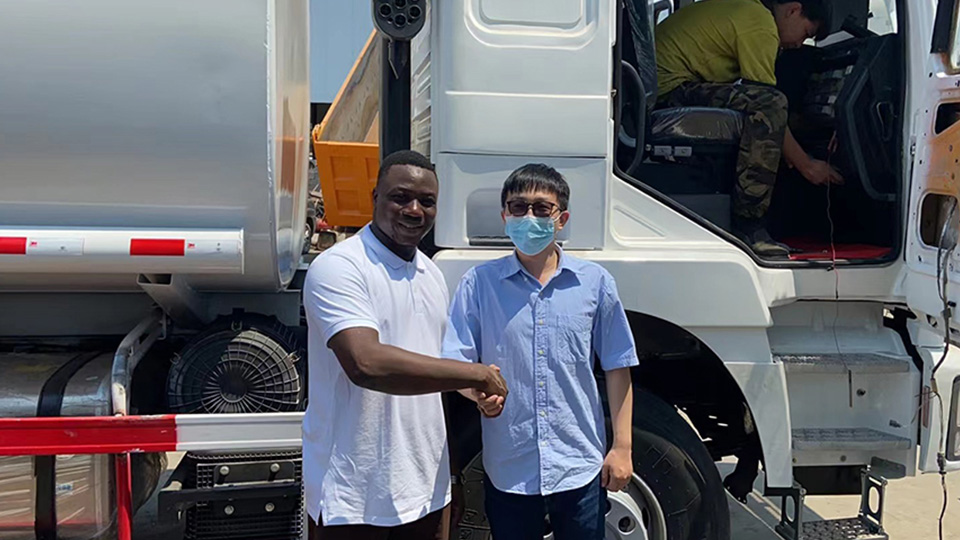 A República Democrática do Congo compra 10 caminhões-tanque de óleo HOWO com rodas