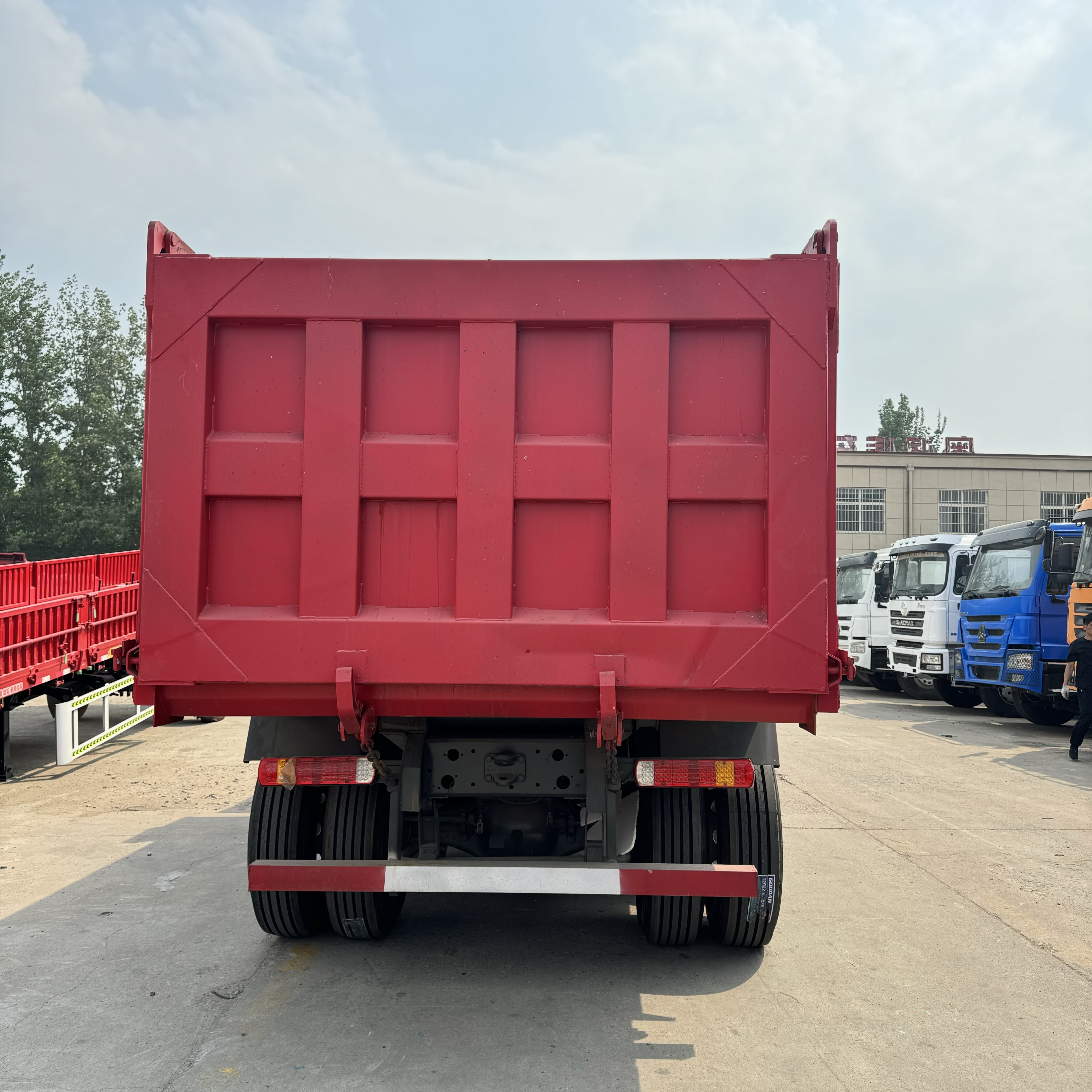 Caminhão basculante SINOTRUK HOWO 6x4 | Basculante de 336 HP-371 HP para construção e mineração