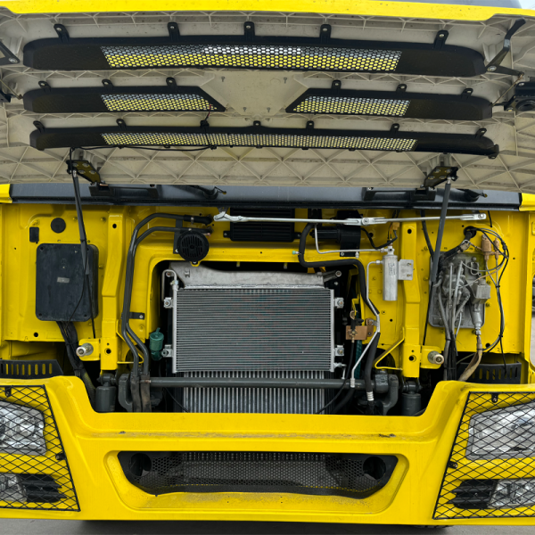 Detalhe 11 do caminhão basculante HOWO 6x4 amarelo