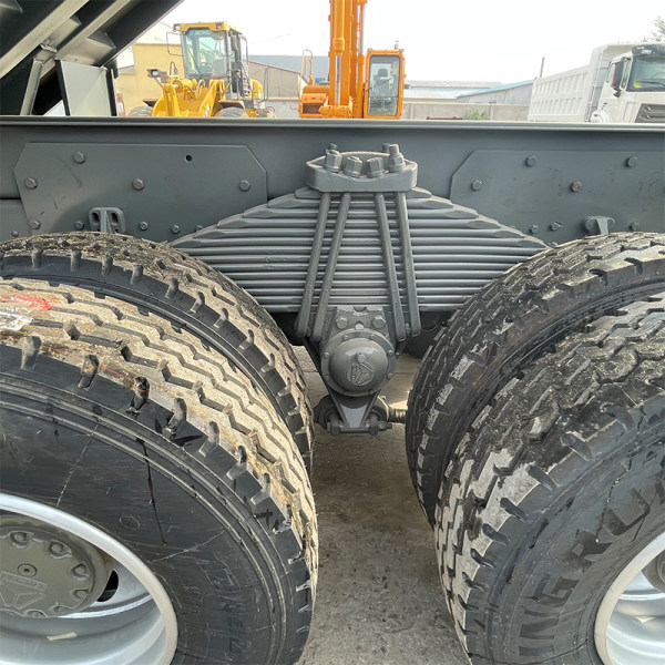 Detalhes do autocarregável cinza 8x4 HOWO 9