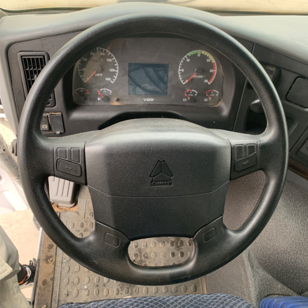 Detalhes do caminhão basculante HOWO 6x4U branco 9