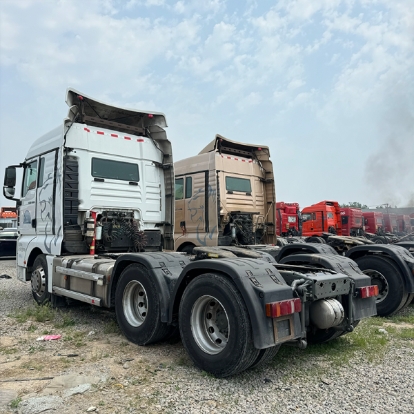 Detalhes do trator branco Sinotruk 6x4 6