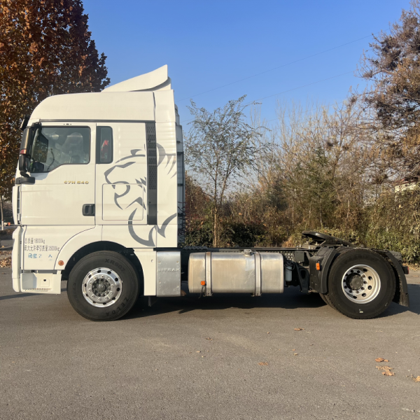 Detalhes do trator branco Sinotruk 6x4 6