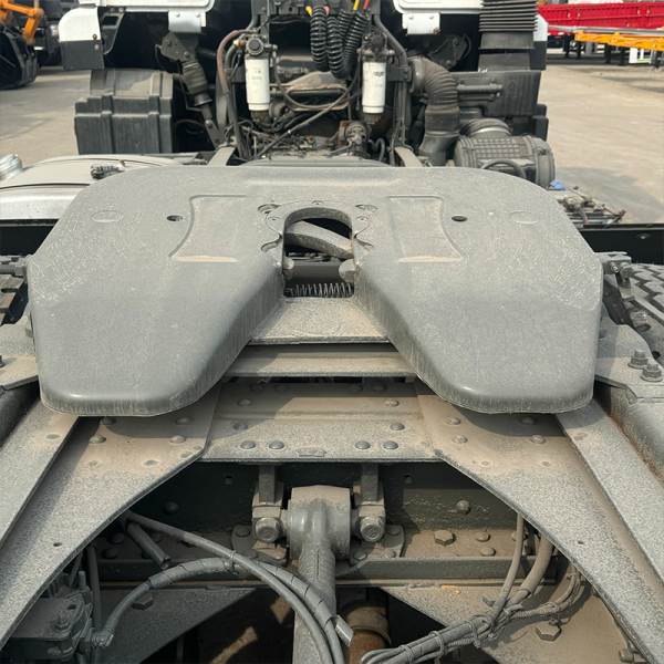 Detalhes do trator branco Howo 6x4 4