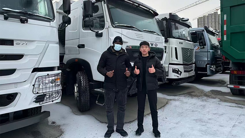 Clientes do Mali visitaram a fábrica para comprar caminhões basculantes Howo 6x4.