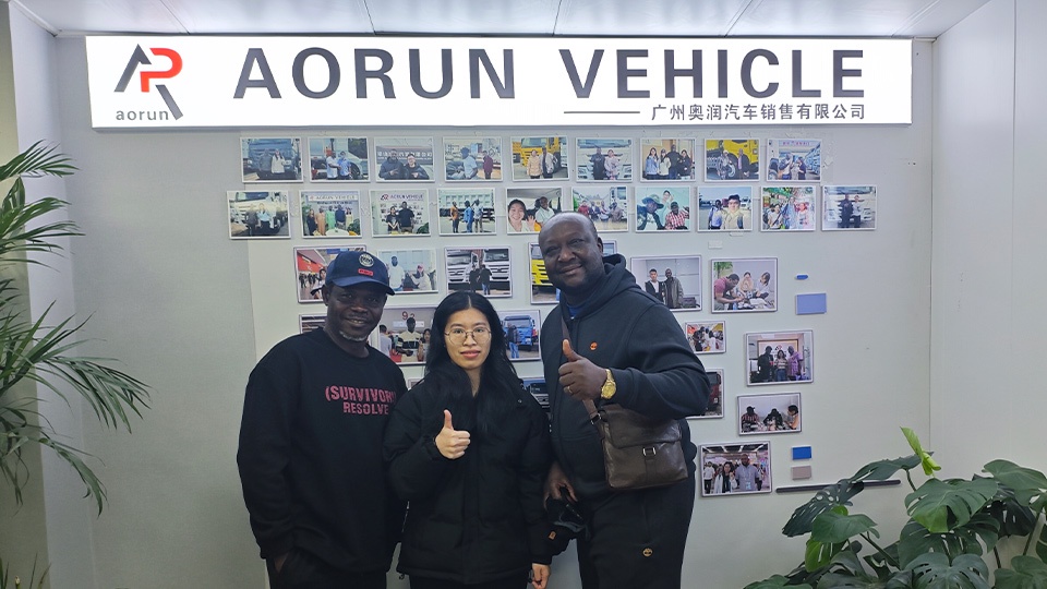 Um cliente da República Centro-Africana assinou um contrato de compra no local para um caminhão basculante 6x6 tração nas quatro rodas da Shaanxi Automobile.