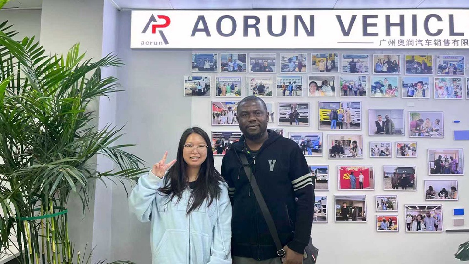 Cliente nigeriano assina contrato de compra do caminhão betoneira Shaanxi Automobile H3000S 8x4 no local.