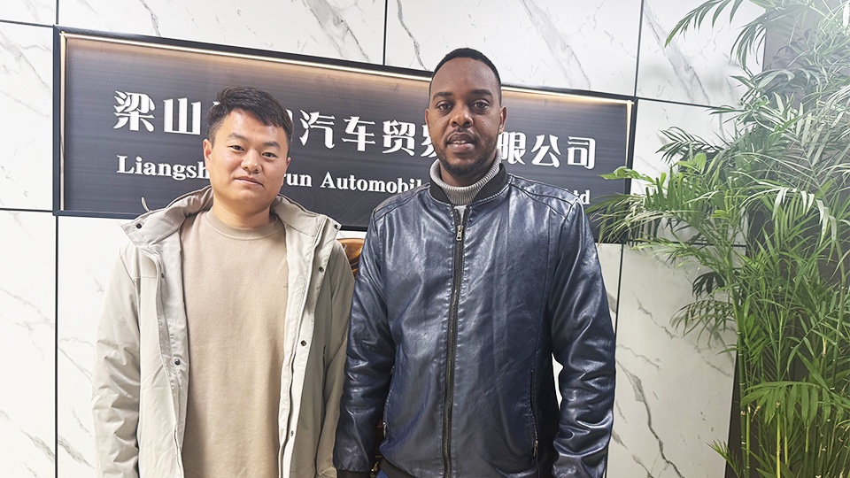 Cliente somali visita a fábrica da AORUN para inspecionar e comprar caminhões tratores Howo TX 6x4 Cliente somali visita a fábrica da AORUN para inspecionar e comprar caminhões tratores Howo TX 6x4