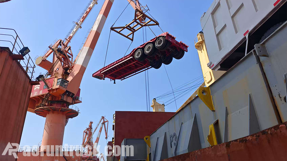 AORUN Semi-reboques de plataforma baixa com 3 eixos carregados e enviados para Douala, Camarões AORUN Semi-reboques de plataforma baixa com 3 eixos carregados e enviados para Douala, Camarões