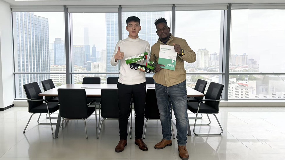 Caminhão basculante Howo 8x4 de Moçambique Caminhão basculante Howo 8x4 de Moçambique