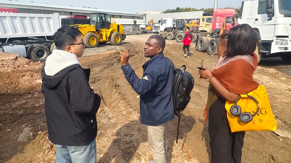 Clientes da Namíbia realizam inspeção detalhada dos caminhões-tanque Howo 6x4