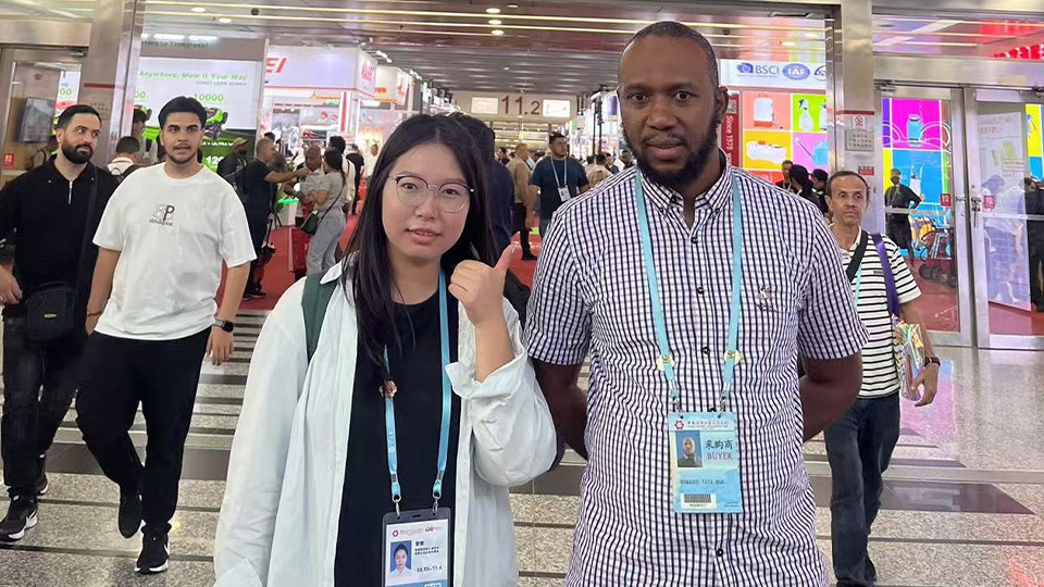 Cliente da Namíbia encomenda caminhão basculante pesado HOWO 8x4