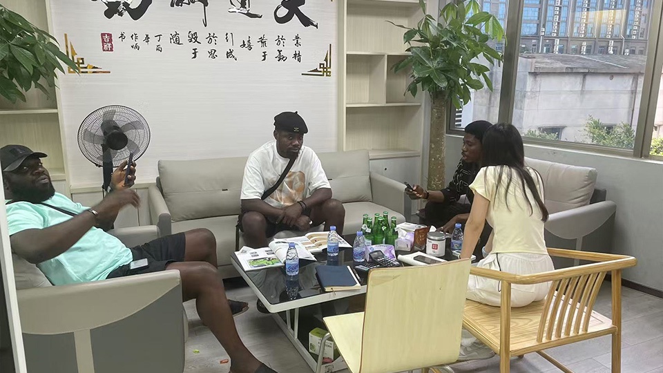 Clientes Sul-Africanos Visitam o Escritório de Yiwu para Discutir o Plano de Aquisição de Caminhões HOWO 8x4 de Plataforma Pesada Clientes Sul-Africanos Visitam o Escritório de Yiwu para Discutir o Plano de Aquisição de Caminhões HOWO 8x4 de Plataforma Pesada