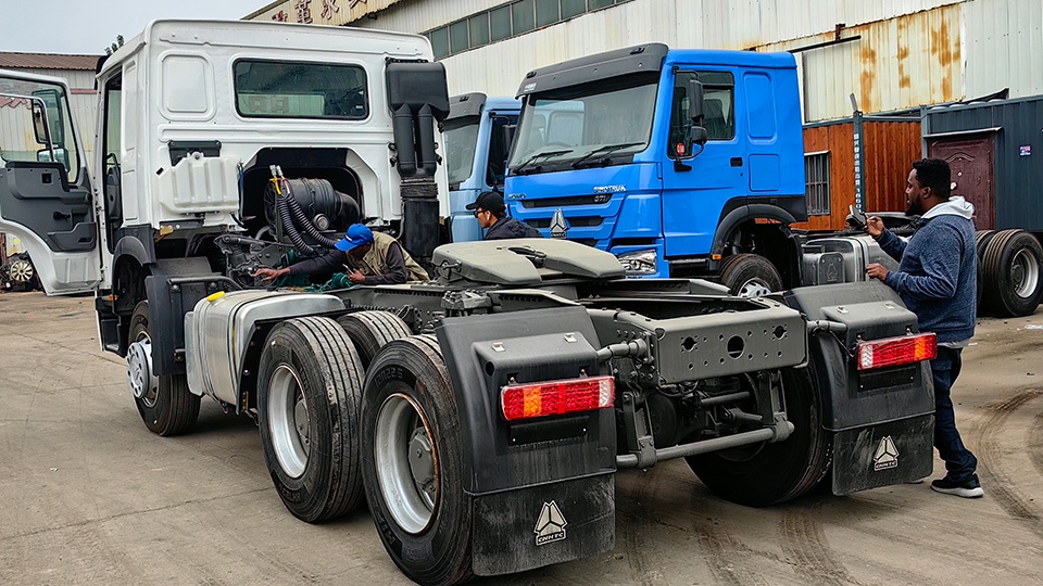 Aorun recebe clientes da África Ocidental para inspeção do caminhão trator HOWO 6x4 Aorun recebe clientes da África Ocidental para inspeção do caminhão trator HOWO 6x4