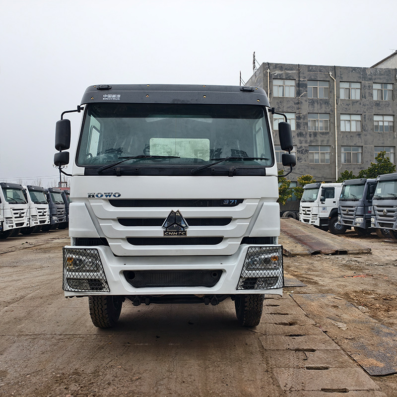 Caminhão HOWO 8x4 com Plataforma