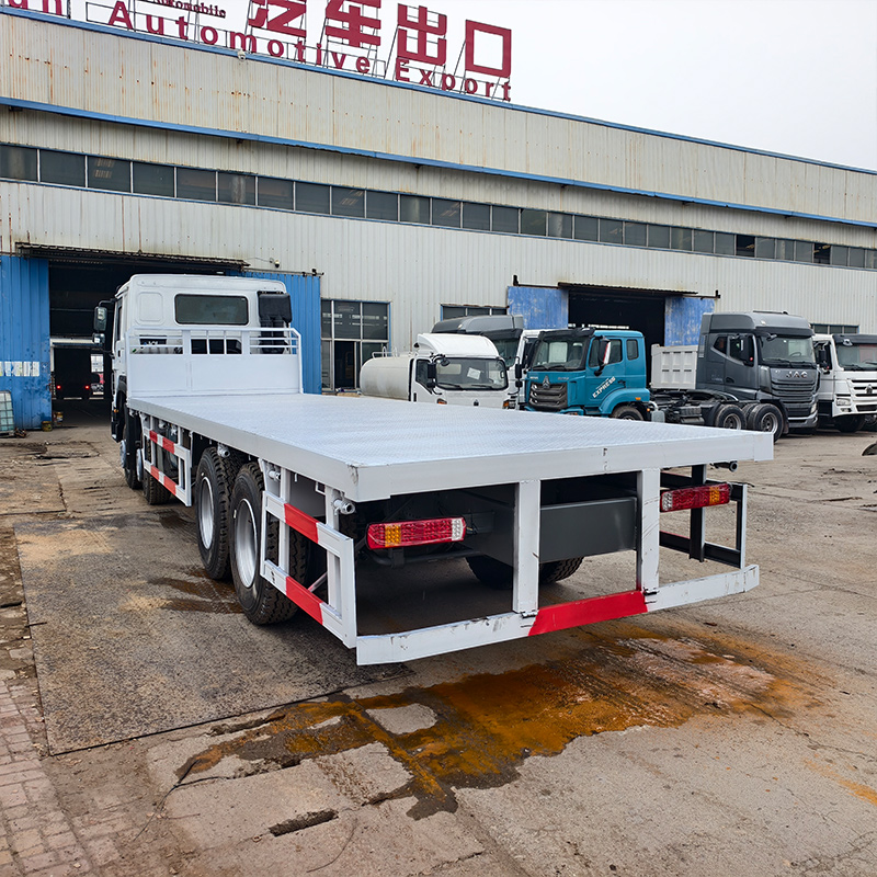 Caminhão HOWO 8x4 com Plataforma