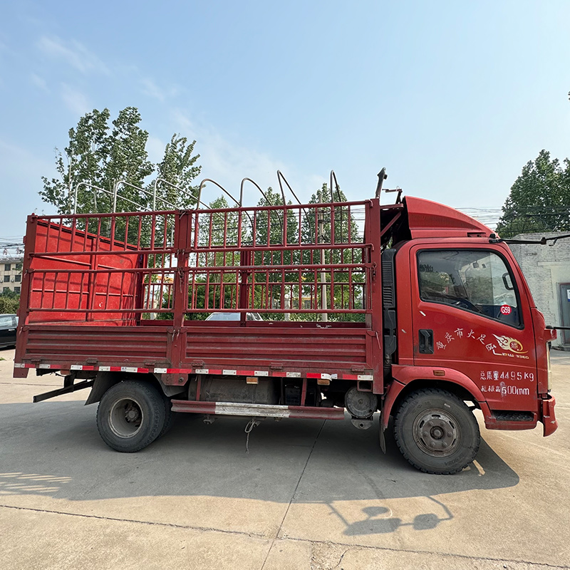 Caminhão HOWO 4x2 com Estacas para Carga