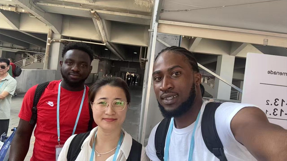 Clientes do Botswana Realizam Inspeção no Local da Base de Fabricação de Semirreboques Esqueléticos de 3 Eixos da Aorun