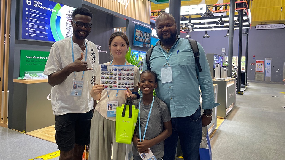 Clientes Jamaicanos Visitam o Escritório de Guangzhou da Aorun para Discutir Caminhões Pesados HOWO de 430 HP. Clientes Jamaicanos Visitam o Escritório de Guangzhou da Aorun para Discutir Caminhões Pesados HOWO de 430 HP.